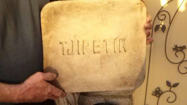 PSimonOF's tweet photo. Une plaque #Tjipetir retrouvée dans le golfe du #Morbihan via @ouestfrance @TJIPETIR  https://t.co/DR7VNfZpzc https://t.co/zRPl3NzM82