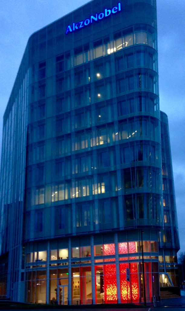 Prachtig en vrolijk licht-kunstwerk in het nieuwe hoofdkantoor <a href="/AkzoNobel/">AkzoNobel</a> <a href="/ZuidasAmsterdam/">Amsterdam Zuidas-Zuidasdok</a> @Zuidasdok #kunst