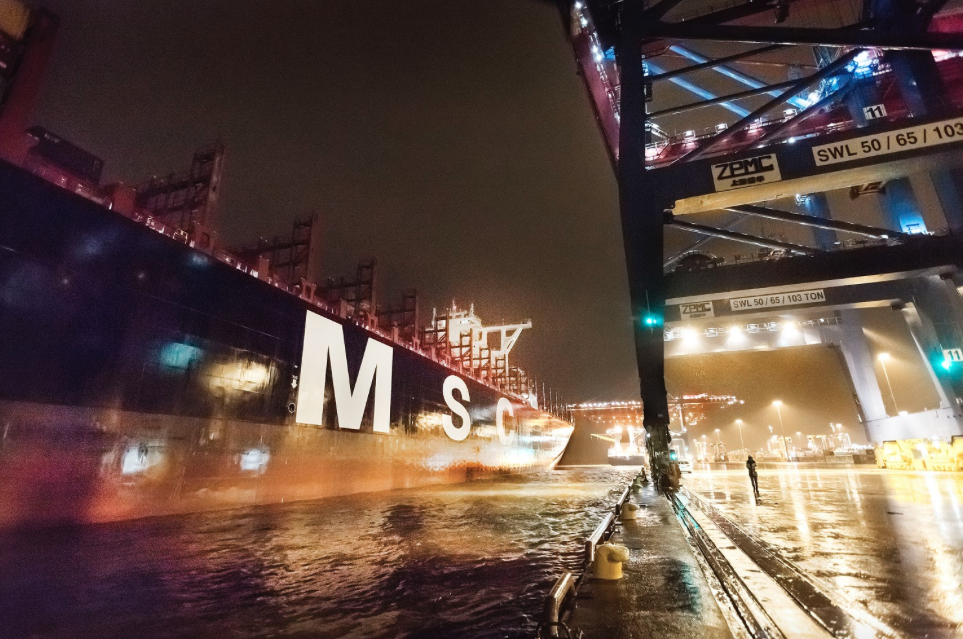 APMTerminals's tweet photo. We are proud to welcome the biggest containership. https://t.co/vsARgFhMb5 #mscmaya #apmterminalsgothenburg https://t.co/3YONmVaESQ