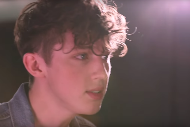 .@TroyeSivan brings together @SelenaGomez &amp; @JustinBieber in new #FallonTonight mashup: idola.to/1Tf7kSn