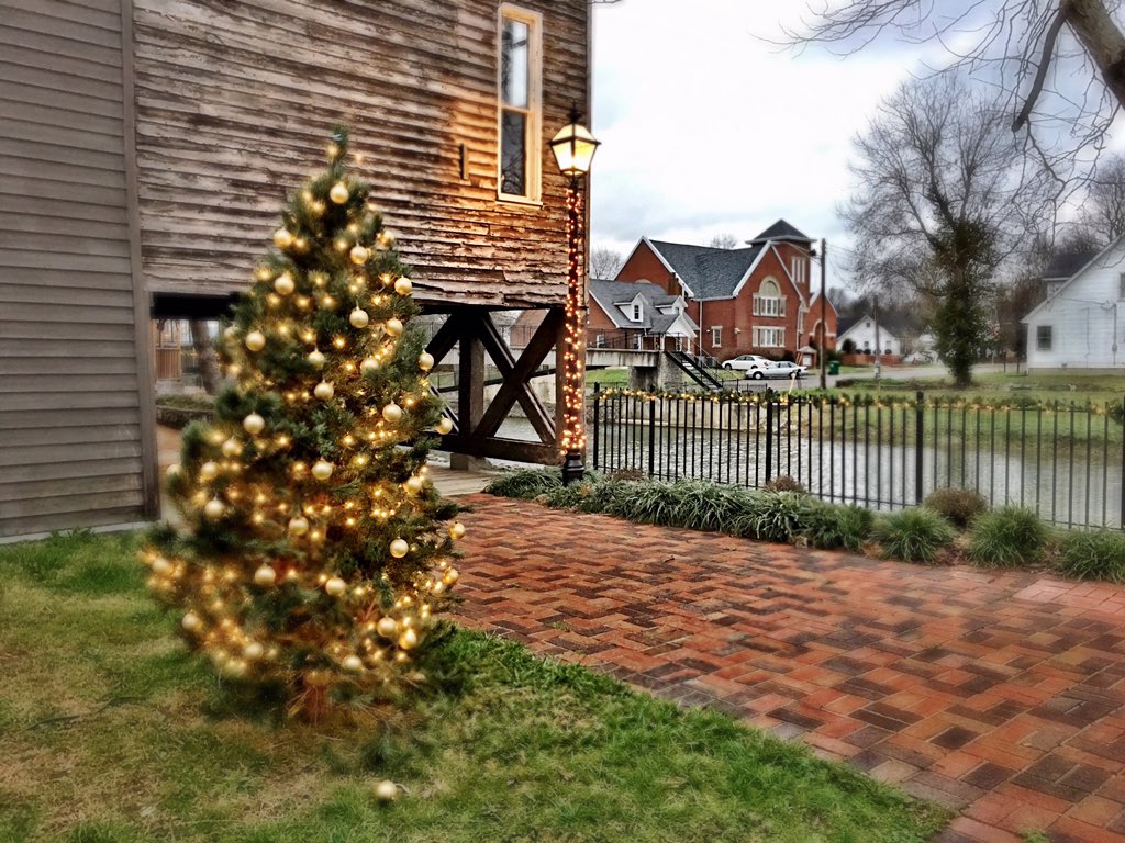 danvilleky's tweet photo. Photo countdown to #christmas2015 #3days2go #merchantsrow #perryvilleky #travelky @pamwrightphoto https://t.co/xd1IKrGThz