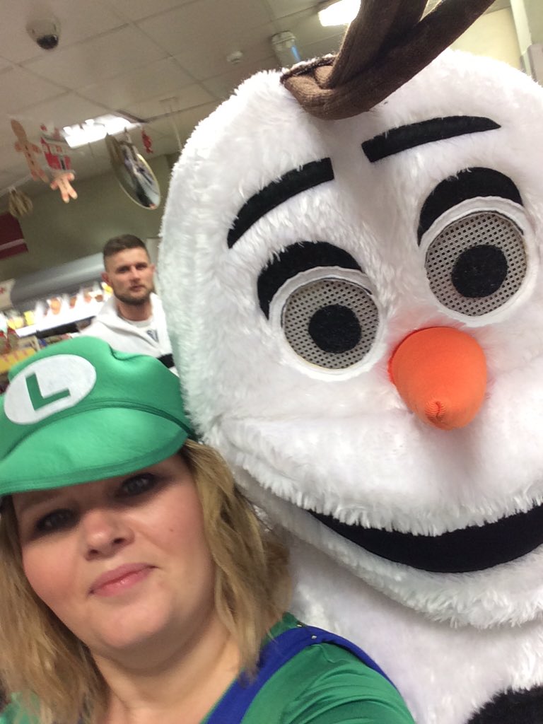 AbingtonExpress's tweet photo. Great fun jn store today 🎄🎉@Doyle123mac @Stevejtait @petrides_james @NickDIsaac https://t.co/lSjI8VJi21