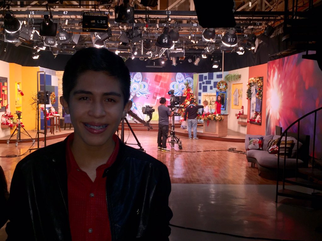 Billymanagement's tweet image. @chusitogt a minutos de presentar "Tú lo mereces" #LunaDeNavidad en @nuestromundo7