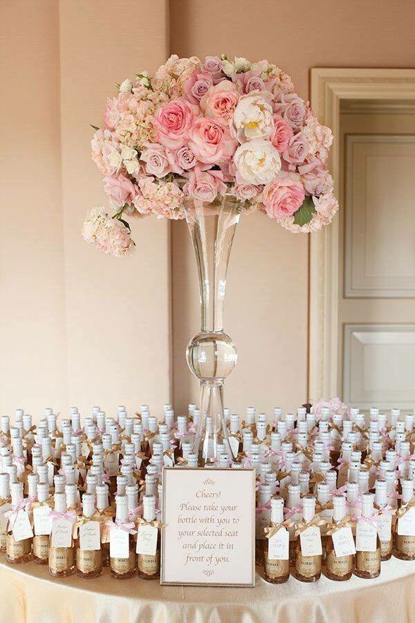 Absolutely love this idea of a #Wedding #Favour #Champagne #Prosecco #Gold #Bottles #WeddingIdeas #Flowers #Bride