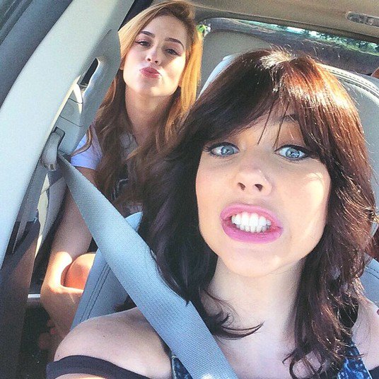 bak fotoğraf çekiyorum sinir etme adamı poz ver