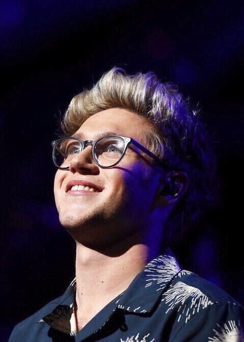 zaynbaabe's tweet photo. RETWEET IF YOU LOVE NIALL WITH GLASSES

#WeAreAllNiall https://t.co/019hJgwjLV