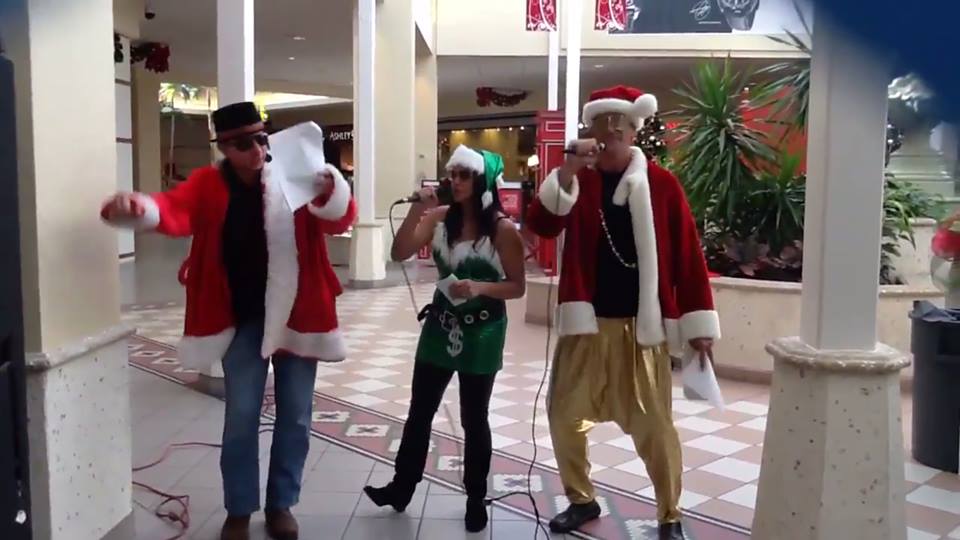 wRappers <a href="/GreenbriarCCSAV/">Greenbriar Children's Center</a> at Oglethorpe Mall! Get your gifts wrapped for a good cause! bit.ly/22n6fyb