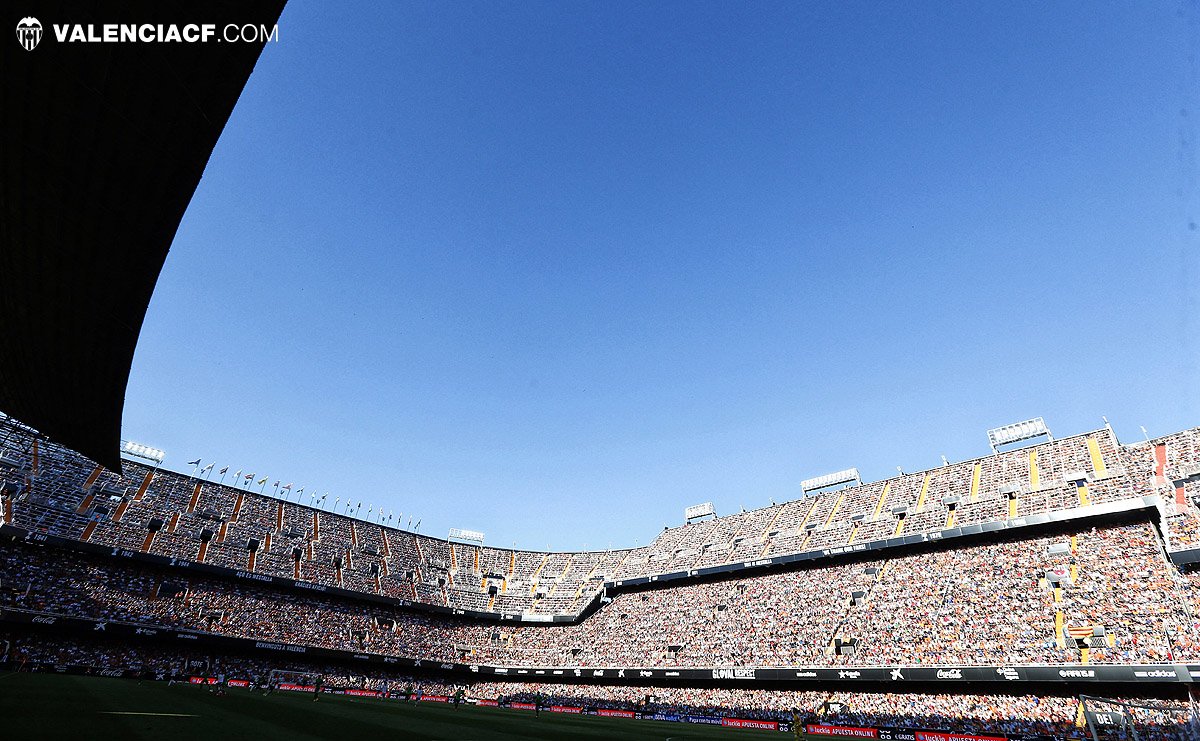 valenciacf's tweet photo. CLUB | A nosotros nos toca el Gordo cada día con la mejor afición del mundo: la nuestra #BonNadalVCF https://t.co/eUHKcNcJaK