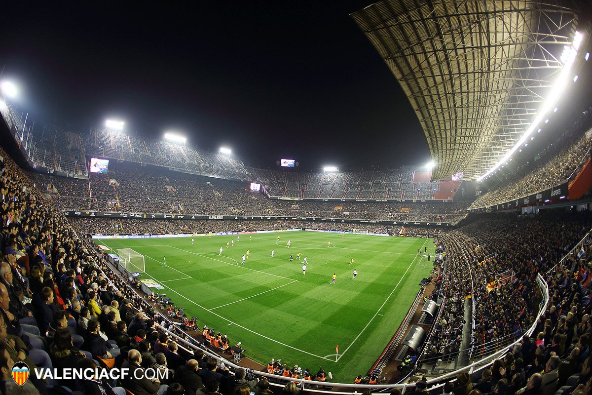 valenciacf's tweet photo. CLUB | A nosotros nos toca el Gordo cada día con la mejor afición del mundo: la nuestra #BonNadalVCF https://t.co/eUHKcNcJaK