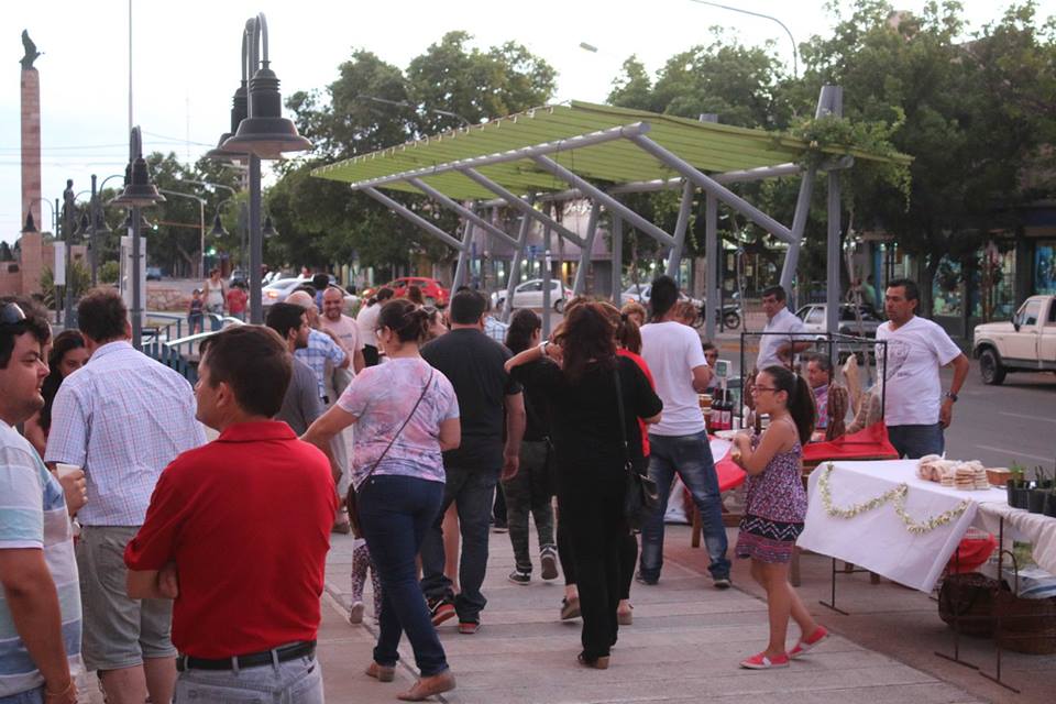 El domingo 20 estuvimos junto a los #artesanosdealvear