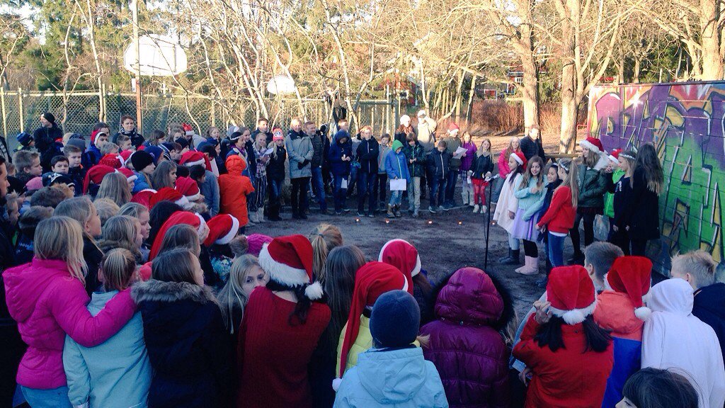 Runbacka's tweet photo. Julavslutning med sång på Midgård avslutar denna termin för mellanstadiet på #Runbacka 🎅 #solskol https://t.co/NuQjlH8T5v