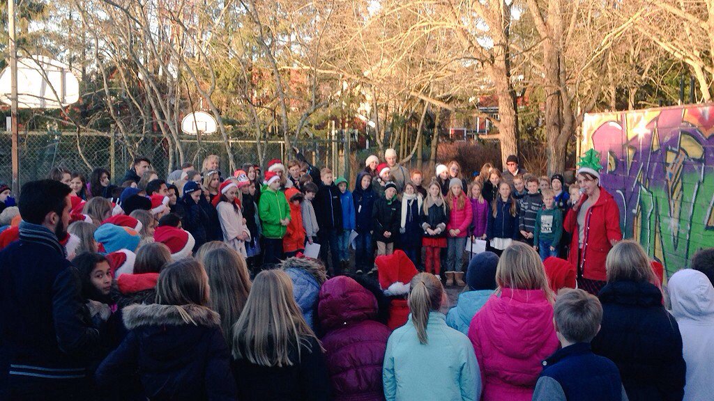Runbacka's tweet photo. Julavslutning med sång på Midgård avslutar denna termin för mellanstadiet på #Runbacka 🎅 #solskol https://t.co/NuQjlH8T5v