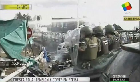 izquierdadiario's tweet photo. Urgente: Gendarmería reprimió a los trabajadores de #CrestaRoja. https://t.co/RQB2gBXVR5 https://t.co/HoMmghFvI5