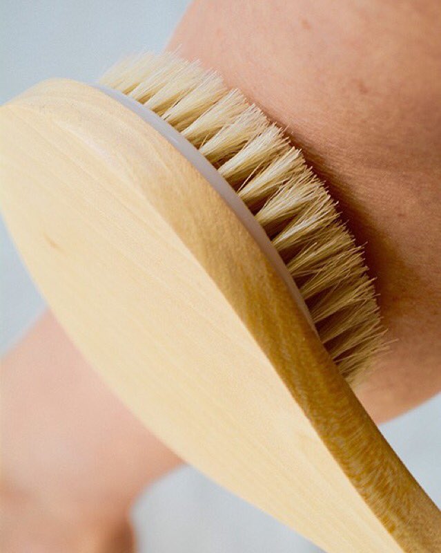 AlisonM_Drake's tweet photo. Wakey! “Get your glow on” with this simple, quick, feel-good Daily Measure! #drybrushing https://t.co/mQdzutnBQl https://t.co/fxDKiWe2HC