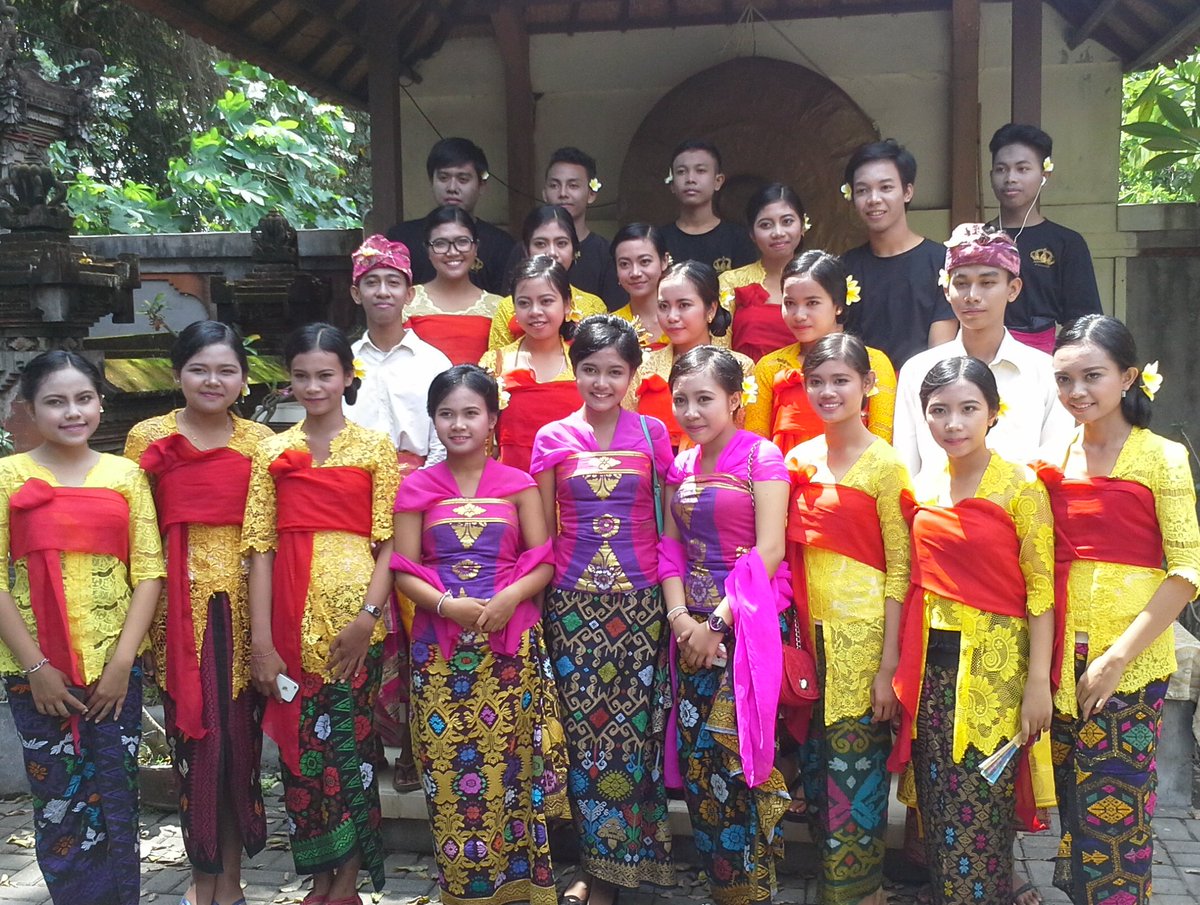 teatertakhta's tweet photo. Teater Takhta bersiap menuju "Bali Mandara Nawanatya 2016"..semangat team muspus Takhta!!! https://t.co/f1KS04Skc9