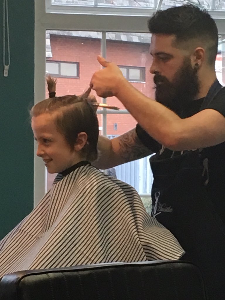 LisaPilly9's tweet photo. Sammy p at the barbers......think the barber is trying to persuade him to have a @chris_pilgrim hair style! #topbob https://t.co/L0eoqMjrW9