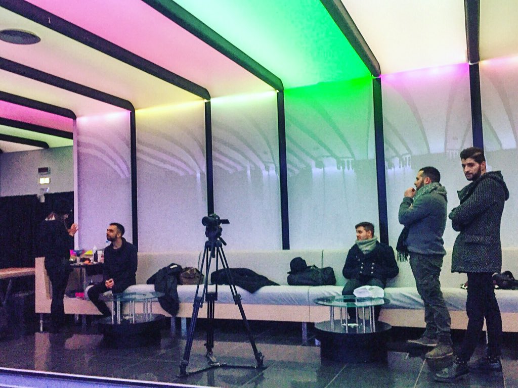 metrobandoff's tweet photo. Domani ore 14 tutti sulla nostra pagina #facebook per il regalo di Natale #Metró 🎁#christmas #amici15 #metrósecret https://t.co/3BKQtQgfe6