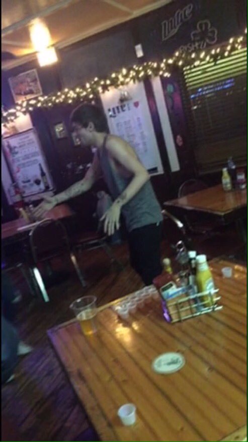 1DUpdatesW's tweet photo. Louis mientras bailaba en un bar de la ciudad de Chicago, Illinois en la madrugada de hoy 22/Dic. #1DUW https://t.co/JAYBHz71c5