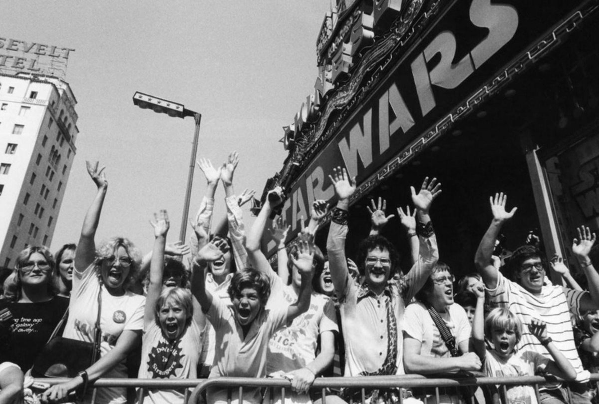 Opening day of Star Wars at Grauman's Chinese Theater  (1977) / 70'li yillarda Star Wars gişe önü