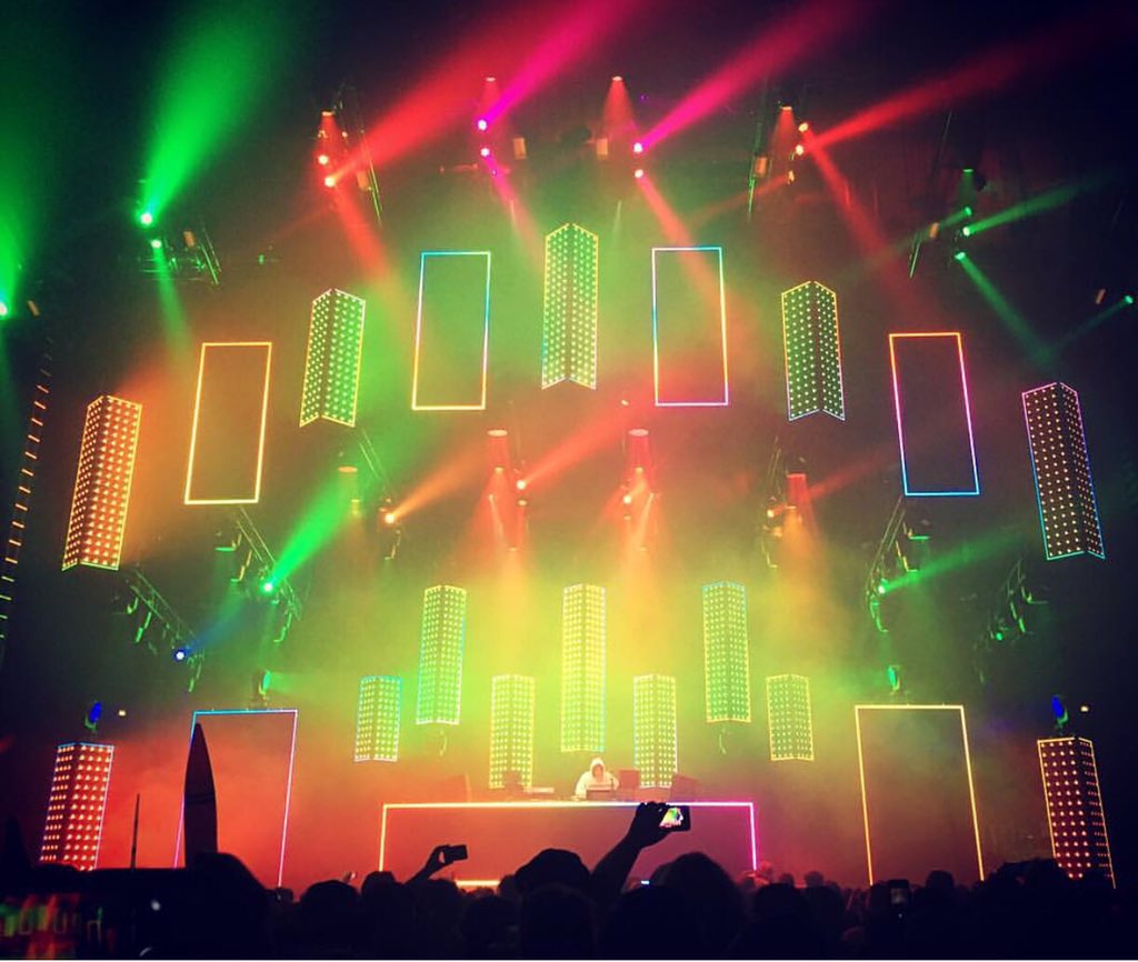 PrettyLights's tweet image. Just wanna paint the skies and touch the vibes. #PLPIX #BassLights
