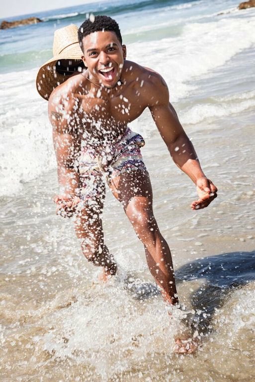 California Christmas! 🏄 At the beach with <a href="/MikeSChambers/">Michael S Chambers</a> by <a href="/TOMHUSSEYphoto/">Tom Hussey</a>. #osbrink #model #holidays #califofornia
