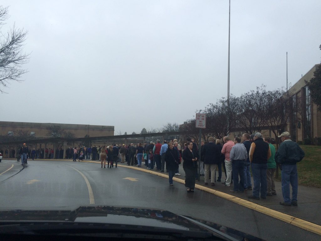 Long line waiting to see Ted Cruz