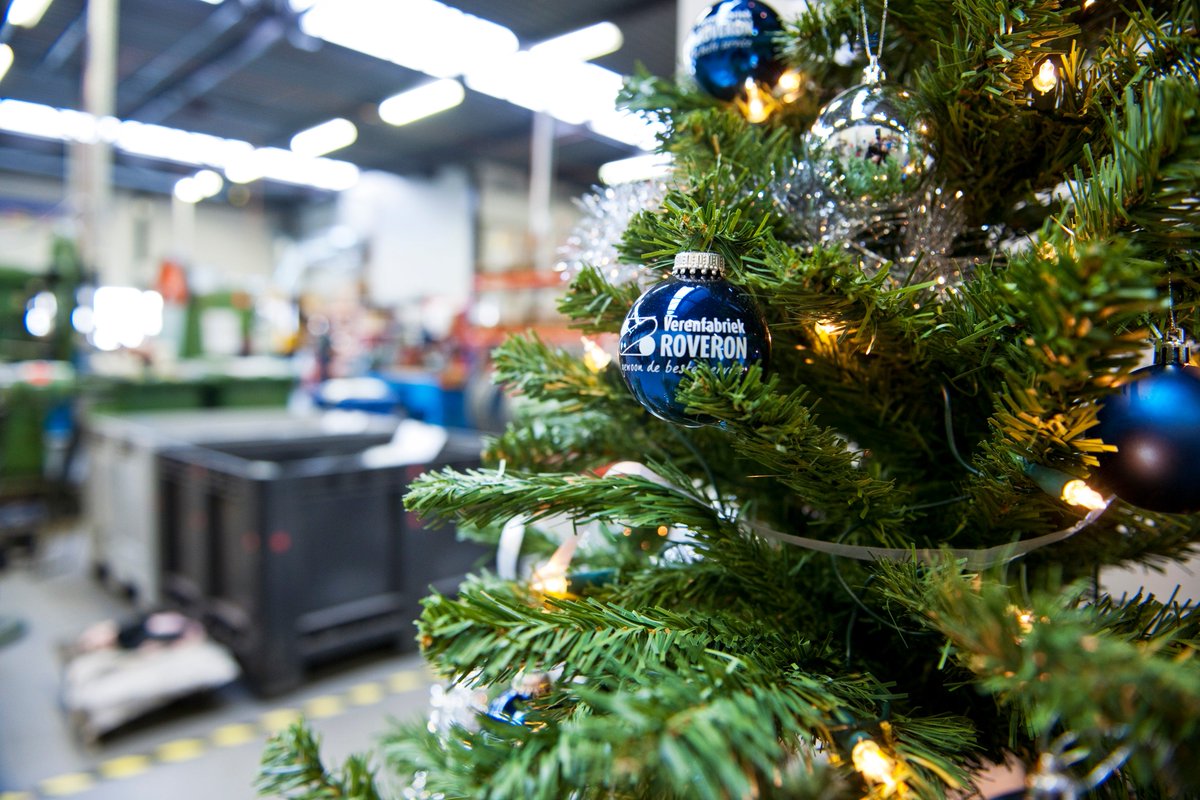 Roveronsprings's tweet photo. Roveron wenst iedereen een betoVERENde Kerst en jaarwisseling toe! #kerstboom https://t.co/2Iz6ceT0GQ