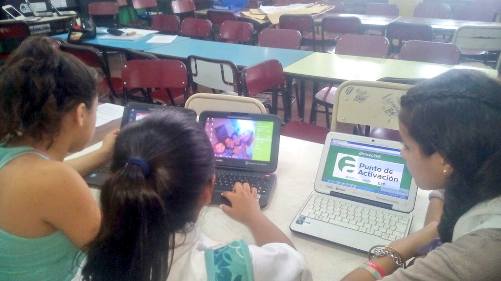 Circuito2TIC's tweet photo. Alumnos de la Esc. Bernardo de Monteagudo reactivando sus netbooks con el Punto de Activación #ConstruirJuntos https://t.co/MBnndFiWrR