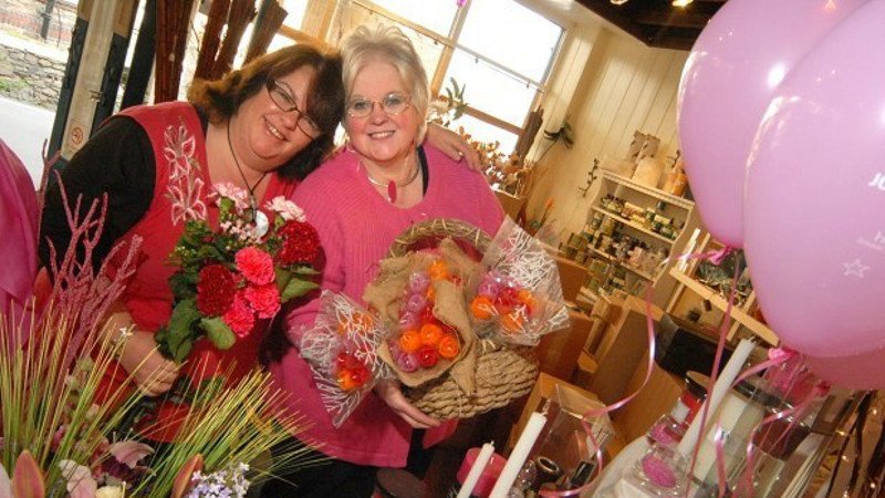 RT <a href="/TheQuirker/">Quirker</a> Police called to festive florist because her Christmas songs are 'too loud'