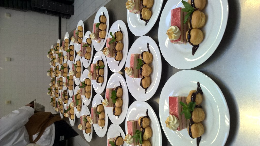 Gezellige #kerstbrunch verzorgd bij #serviceflat Kinheim #Haarlem met een lekker dessertje na #senioren #catering