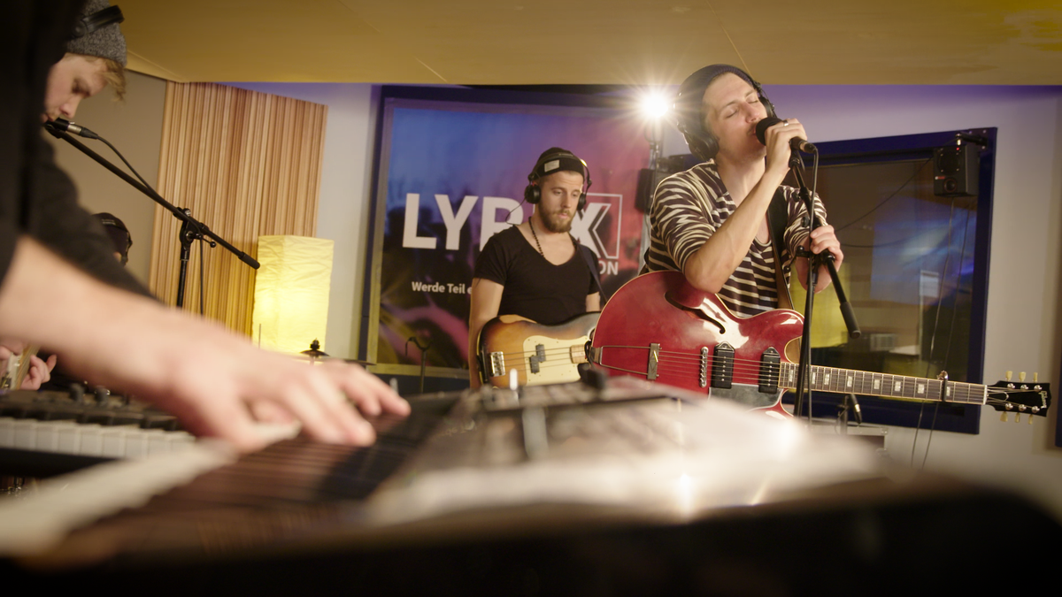 JOIZTV's tweet photo. ES IST DA: «Trickster» von @weareyokko! Das ganze #LyrixSession-Video gibt's auf https://t.co/eT4Qy5z8wJ! #swisscom https://t.co/y0a3vBueOG