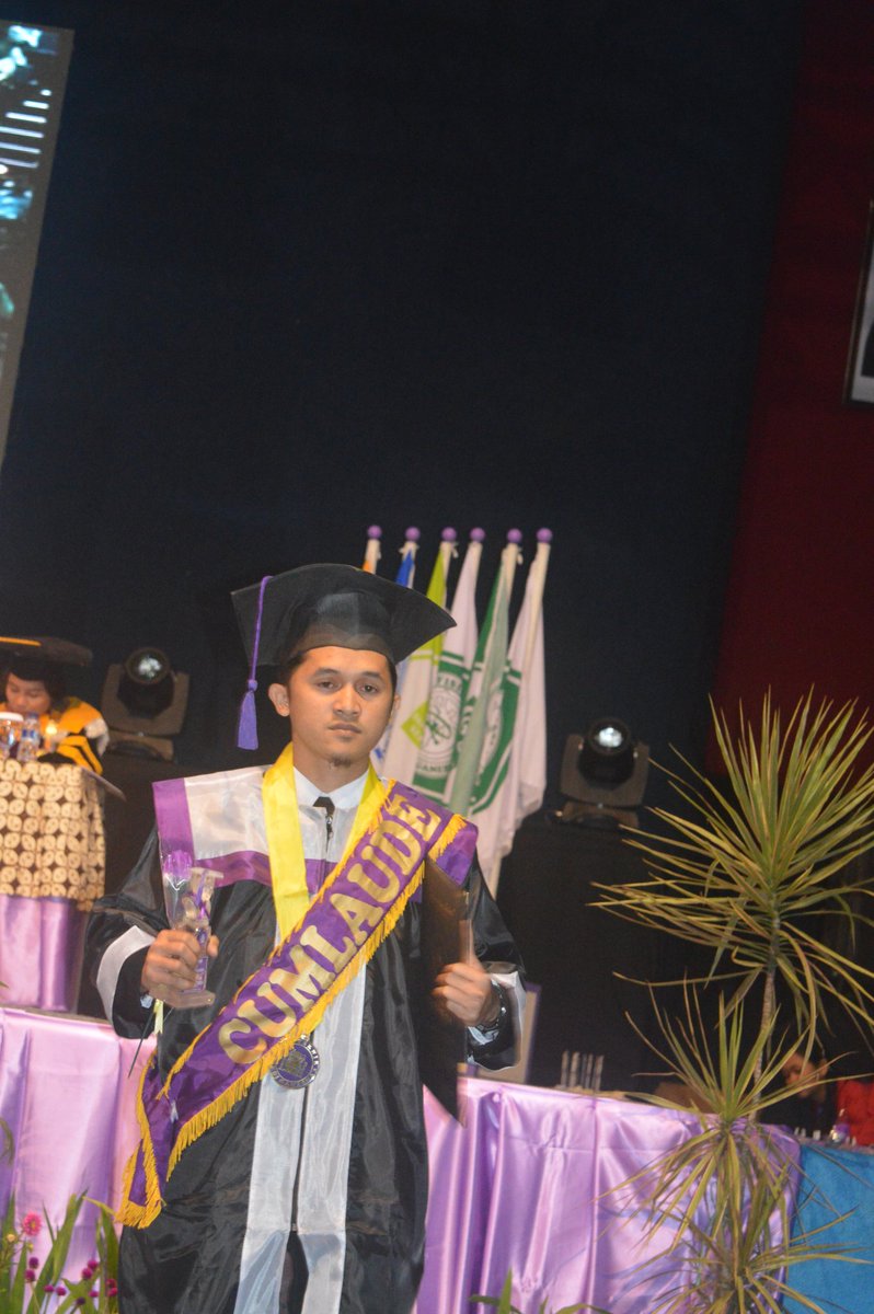 Yus3a's tweet photo. #HariIbu #wisudappg2015 mungkin baru ini kado yg bisa kupersembahkan untukmu ibu https://t.co/aZ4pNTlSNb