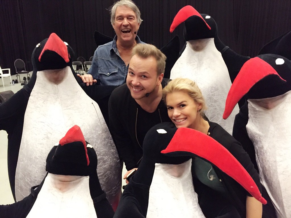 Helemaal in de #Kerst sfeer bij de <a href="/ChristmasShowNL/">Christmas Show</a>! <a href="/NicoletteVanDam/">Nicolette van Dam</a>, @JamaiLoman #Ron en de Pinguïns! <a href="/ZiggoDome/">Ziggo Dome</a>