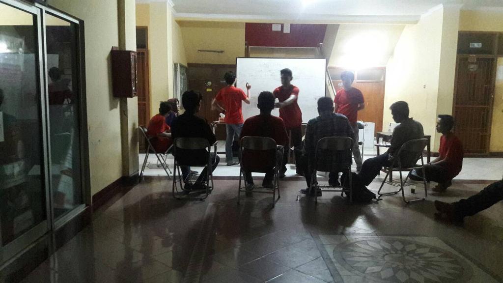Suasana di TPS FEB saat penghitungan suara HMJ Manajemen baru saja dimulai #PemiraUntirta