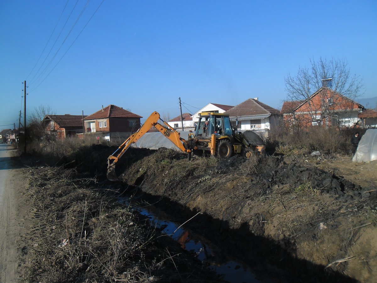 „Комуналец“ го чисти одводниот канал во населеното место Муртино
strumica.gov.mk