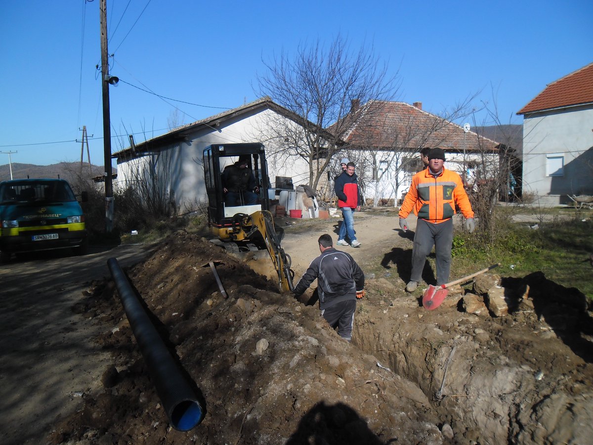 Комуналец почна да ги приклучува домаќинствата на фекалната канализација во Костурино
strumica.gov.mk