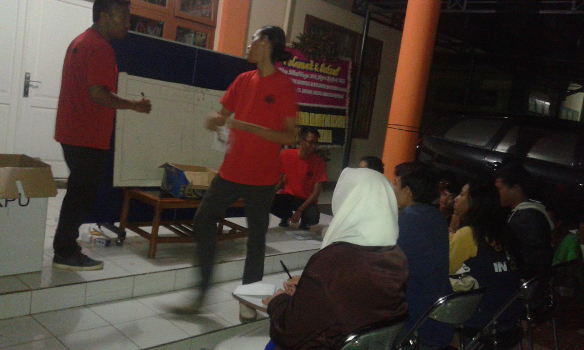 Proses penghitungan suara Fakultas Ilmu Sosial dan Politik (FISIP) di depan gedung FISIP. #pemirauntirta2015