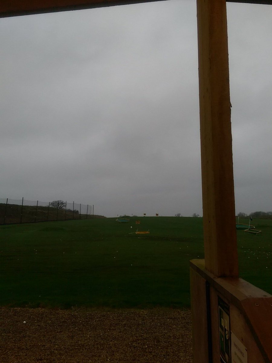 phillips71988's tweet image. On the range in terrible weather! #golf #rangepractice @clpezzola