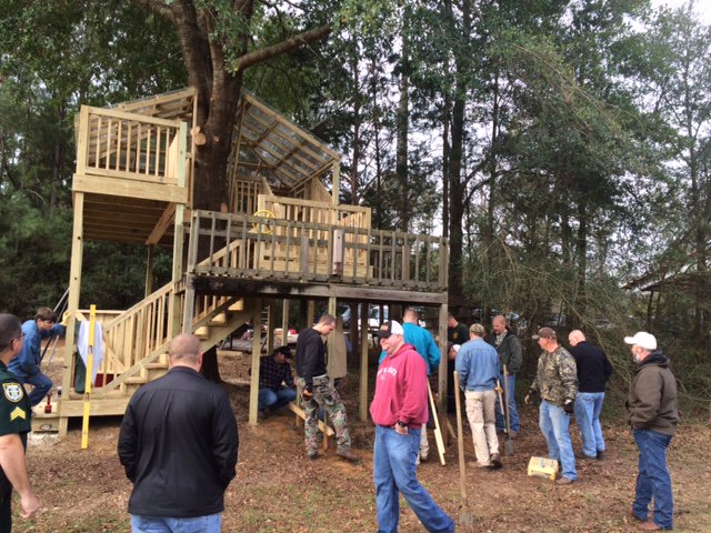 WCSOFL's tweet photo. Community comes together to fulfill late WCSO Captain's promise to sons. #LESM #AChristmasPromise @weartv @wmbbnews https://t.co/FBn4kykF54