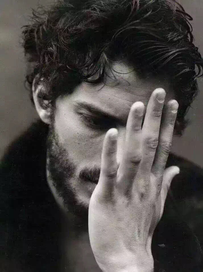 o5as3's tweet photo. نحاول أن نساعد أرواحنا على تناسي من فقدناهم ولكن الحنين يرفض أن يمد يده للمساعده .. !! https://t.co/80oNZDEVq7