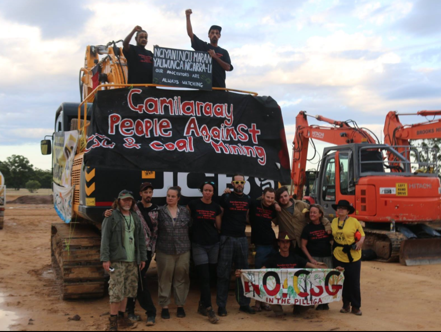 G_Zola99's tweet photo. Local Gomeroi folk occupy Santos site this morning and lock on to excavator #auspol #pilligapush #CSG #COP21 #STO https://t.co/bdQYH3gCt1