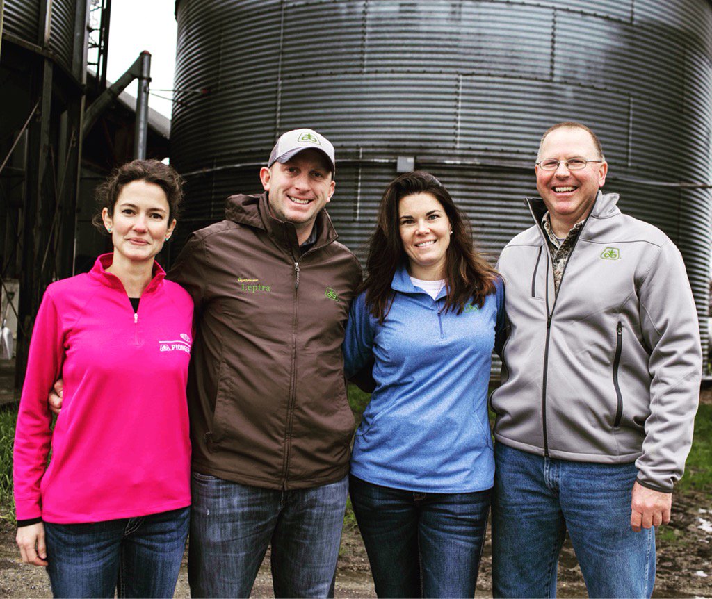 PorkPrincess's tweet photo. This is what a new world record holder and his @DuPontPioneer team look like! #BinBusting🌽Yields. https://t.co/9c7PFTv1e7