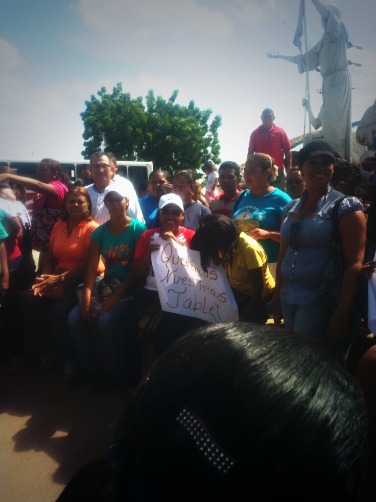 KrsRomanc's tweet photo. @ReportGuarico Estudiantes esperan por el diálogo en #CalabozoGuarico #Tablets existen problemas sr @NicolasMaduro https://t.co/5cTiGyIl2R