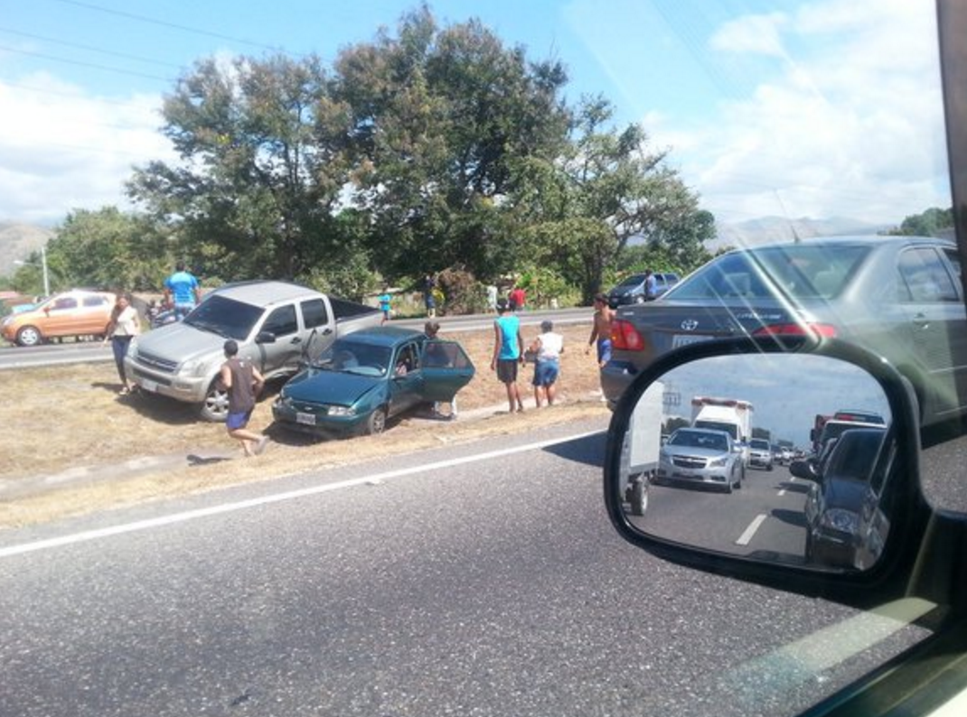 TraficoEnVzla's tweet photo. Reportan accidente de tránsito en la #ARC en km 101. Genera tráfico lento. Vía @traffic_mix https://t.co/S7ZbYxfNC2