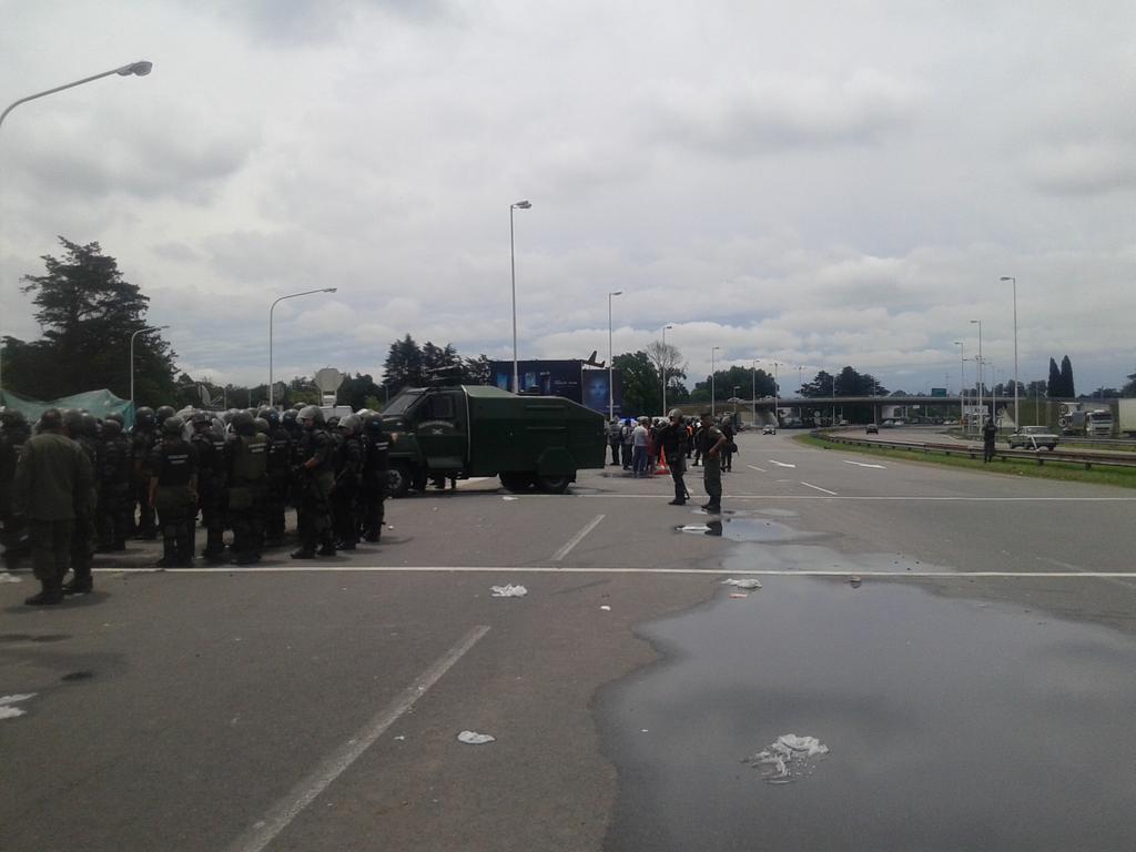 SampedroVale's tweet photo. Al final el operativo d Gendarmería deja sólo dos carriles liberados en la Ricchieri. Igual q antes d desalojar.. https://t.co/woiasrPrDO