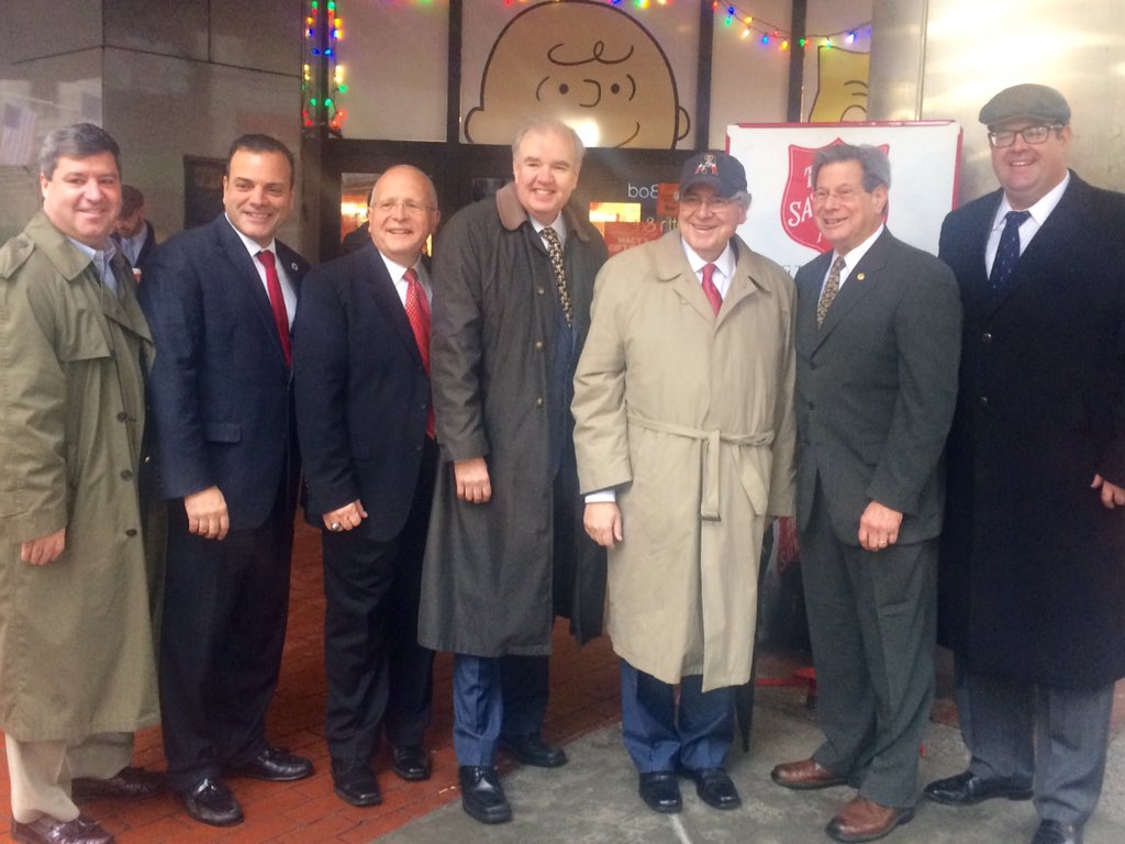 StevenMWalsh's tweet photo. Great bumping into today's #celebritybellringer @SpeakerDeLeo and other friends &amp; former colleagues https://t.co/X5AzW7Ty6q