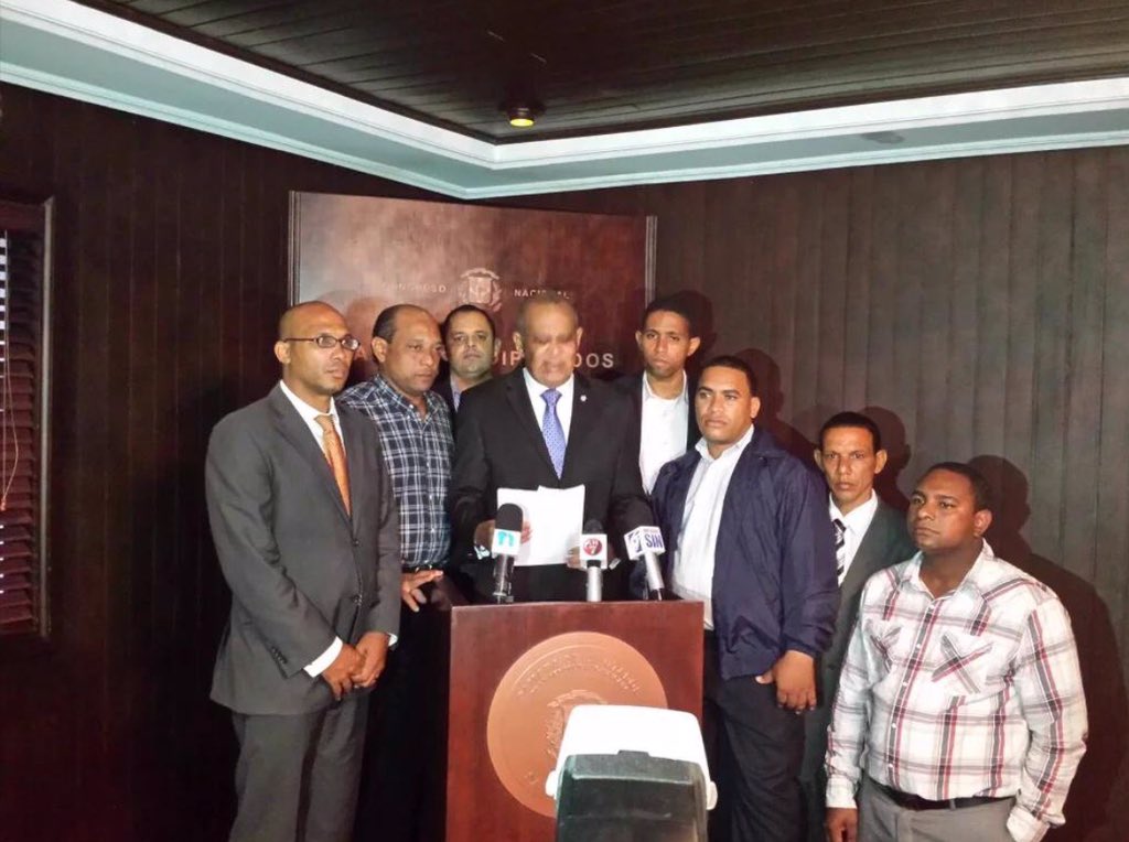 Daryterrero1's tweet photo. El diputado por SDO Miguel Espinal denunció un Fraude en la convención del @PLDenlinea en SDO " Fuente @falbert10 https://t.co/1Ni0H3L0A6