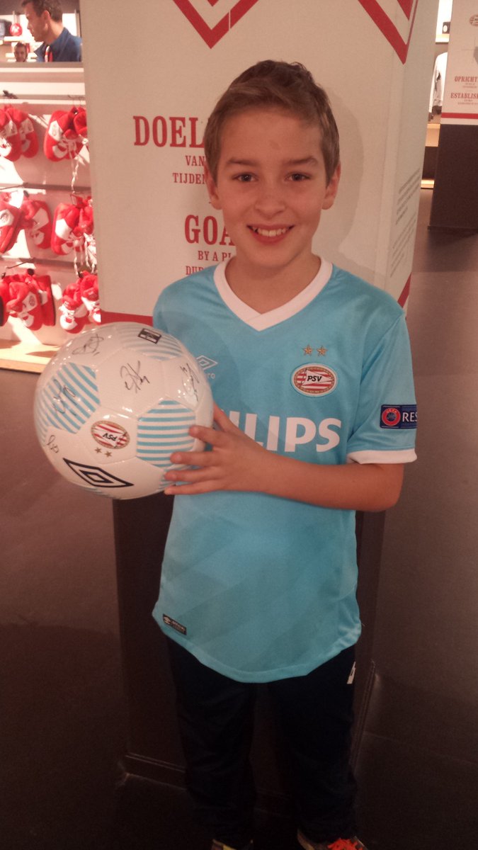 PSV's tweet photo. Tijdens de PSV Stadiontour maak je kans op gave prijzen. De eerste prijzen zijn al gewonnen! https://t.co/VNfRWML6ue https://t.co/zD4DrtwQx9