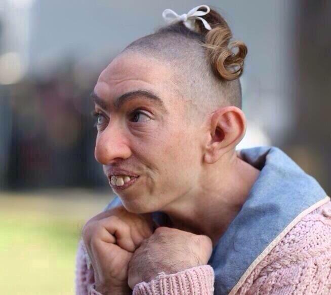 некрасивые голова. лысая девушка и парень. некрасивые голова. лысые женщины. страшные резиновые маски.