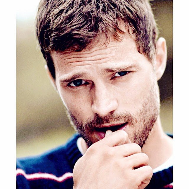 ChrystianGrey's tweet photo. No hay mayor cercanía entre dos personas, que sonreir al leerse.. #ChristianGrey https://t.co/3v89SGLmSh